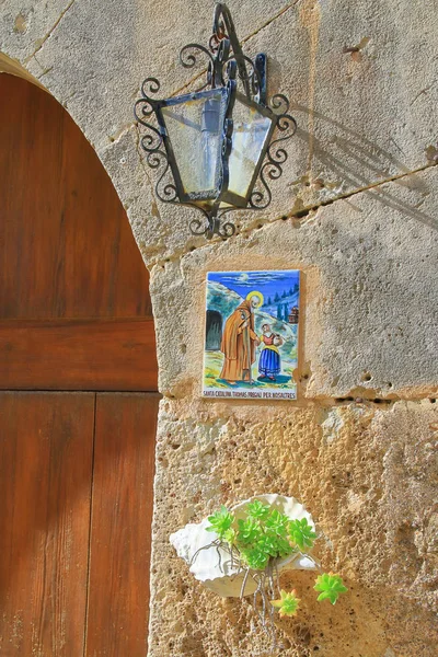 Traditionelle keramische Teller mit Bildern von St. Catalina auf dem fa — Stockfoto