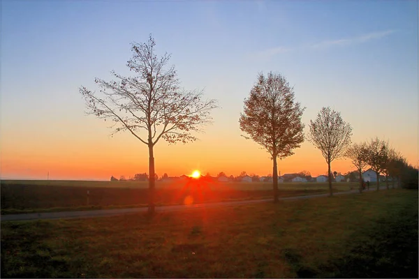 Puesta de sol de otoño en las afueras de la ciudad . —  Fotos de Stock