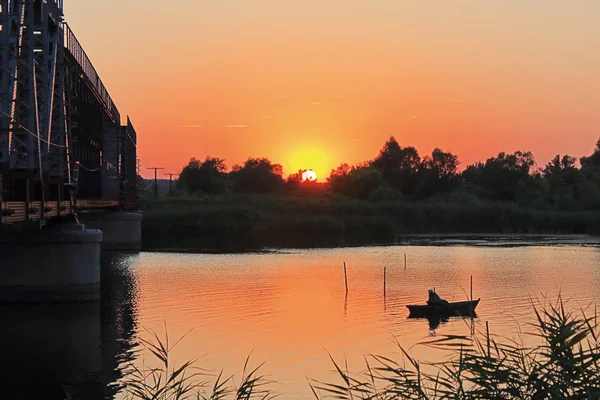 Pesca ao pôr do sol perto da ponte velha . — Fotografia de Stock