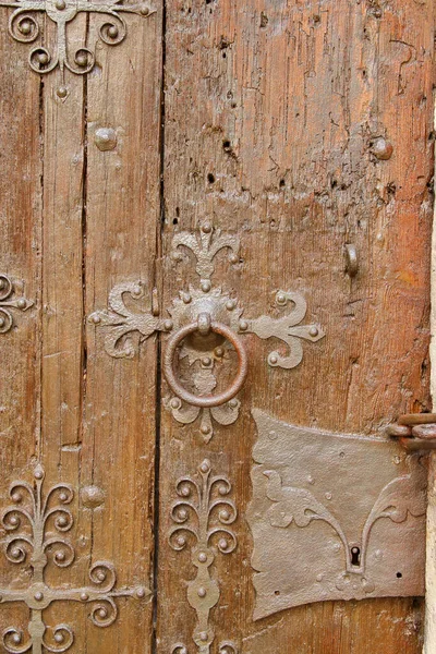 Parte de una puerta de madera muy antigua . — Foto de Stock