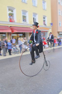 Straubing, Almanya - 12 Ağustos 2016. Fotoğraf, bira festivali onuruna düzenlenen bir geçit törenine katılan kişiyi gösteriyor..