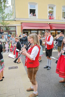 Straubing, Almanya - 12 Ağustos 2016. Fotoğraf, Straubing 'deki bir bira festivalinin açılışının onuruna düzenlenen törende sokak orkestrasına katılanları gösteriyor..