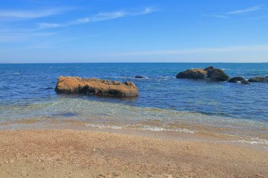 Fotoğraf Odessa kenti yakınlarındaki Ukrayna 'da çekildi. Fotoğrafta - baharda vahşi deniz kıyısında kristal berrak su.