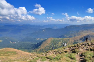 Dağların zirvesi Goverla, Ukrayna - 20 Eylül 2018. Resim Karpat Dağları 'nda çekildi. Resim, güzel bir manzarayla çevrili bir dağdan inen bir grup insanı gösteriyor..