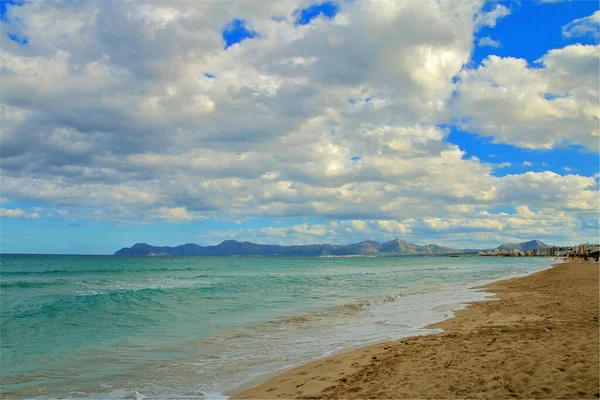 Fotoğrafta, Akdeniz kıyısı Palma de Mallorca adasında çekildi..