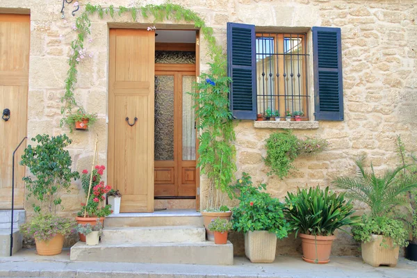 Fotoğraf, Alcudia 'daki Palma de Mallorca adasında çekildi. Fotoğrafta, evin verandası, ev yapımı çiçeklerle süslenmiş..