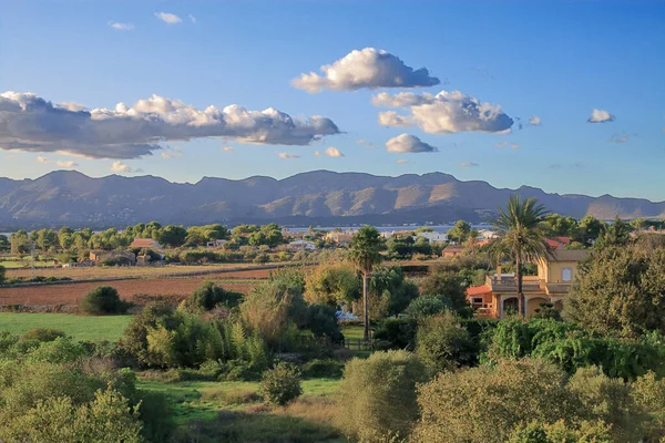 Fotoğraf, Palma de Mallorca adasının gün batımında çekilmiş manzarasını gösteriyor..