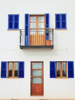 Fotoğraf Palma şehrindeki Palma de Mallorca adasında çekildi. Resim mavi panjurlu beyaz bir evi gösteriyor..