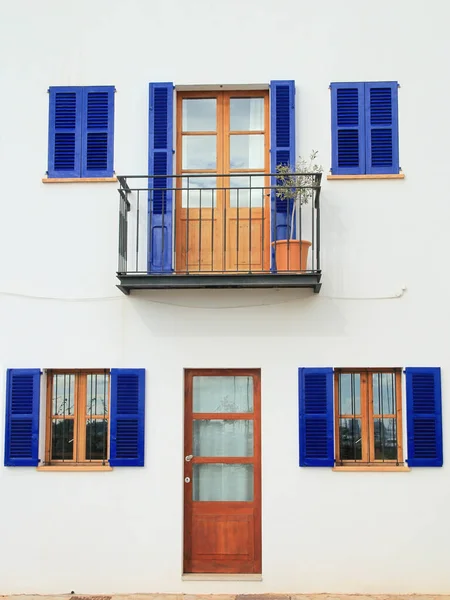 Fotoğraf Palma şehrindeki Palma de Mallorca adasında çekildi. Resim mavi panjurlu beyaz bir evi gösteriyor..