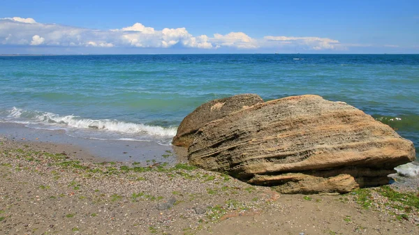 Resimde Odessa kenti yakınlarındaki Karadeniz 'in pitoresk kıyıları görülüyor..