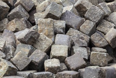 Bir yığın içinde yığılı eski cobblestones