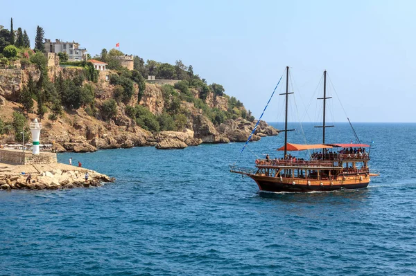 The sailboat arrives at the port of Antalya — Stock Photo, Image