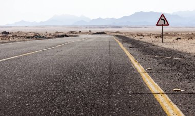 Yol Sahra Çölünde, Mısır.