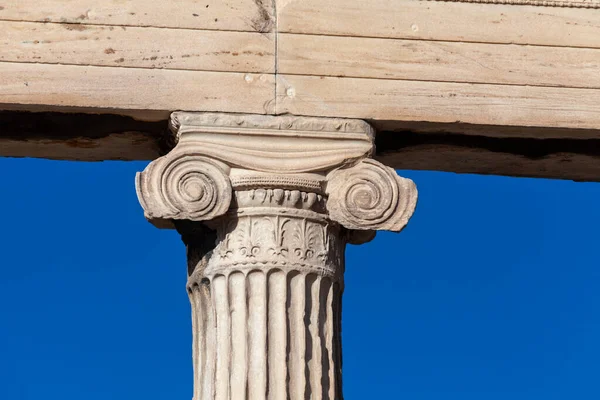 Columna Antigua Mármol Con Una Tapa Orden Iónico —  Fotos de Stock