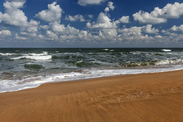 Pohled Slunnou Písečnou Pláž Zamračenou Modrou Oblohu — Stock fotografie