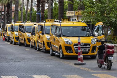 Marmaris, Türkiye - Mayıs 2016: Otoparkta taksiler müşterileri bekliyor