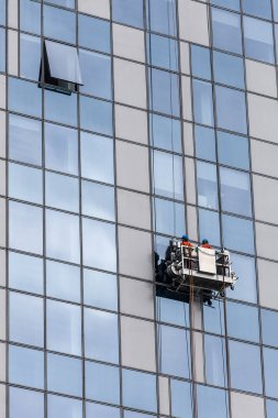 Gökdelenlerin camlarını yıkayan bir çamaşır makinesi.