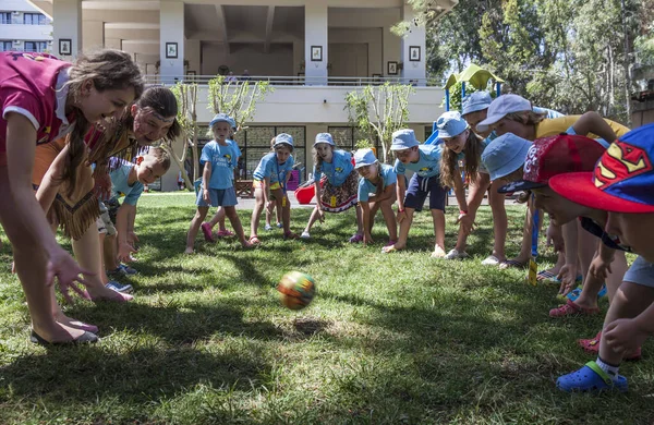 Tekirova, Kemer, Türkiye - Mayıs 2017: Animatörler, bir Türk otelinin sahil beldesinde bir çocuk kulübünde çocuklarla top oynuyor. Etrafta çocuklar var. Otel TUI Eğlence ve Güneş Kulübü Saphire