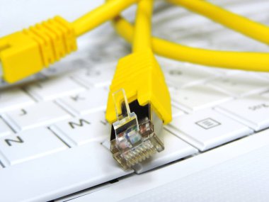 Ethernet kablosu ve beyaz dizüstü