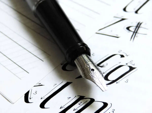 Kalligrafi penna med linjerat papper — Stockfoto