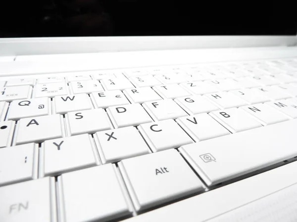 Ordinateur portable blanc avec accent sur le clavier — Photo