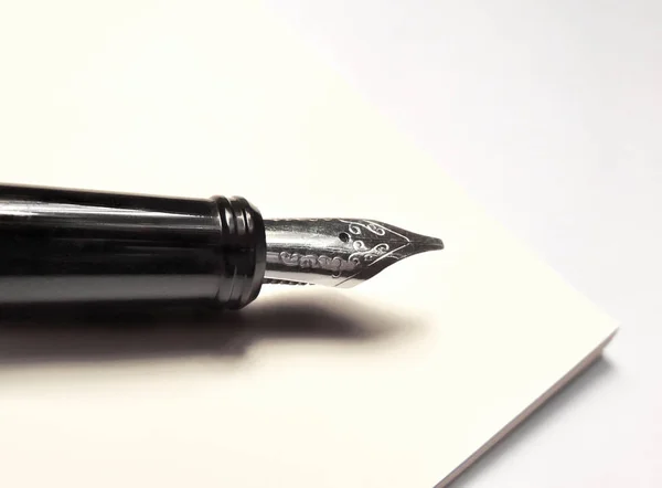 Élégant stylo plume et feuille de papier — Photo