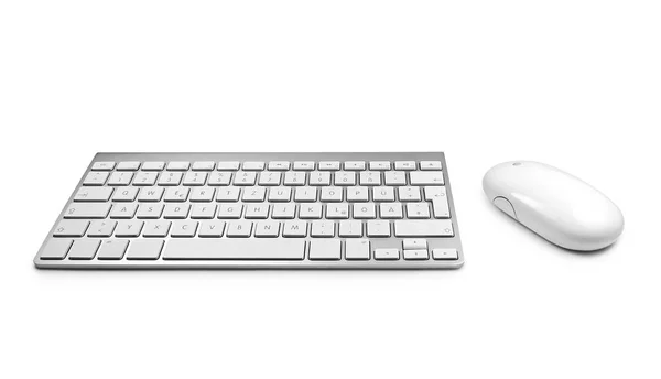 Teclado de ordenador blanco y ratón — Foto de Stock