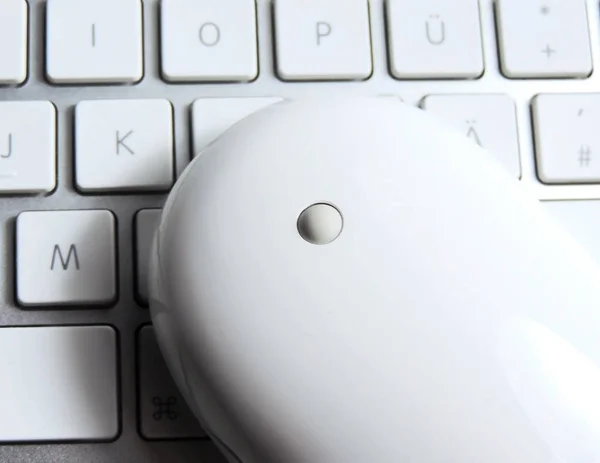 Біла клавіатура комп'ютера і миша — стокове фото