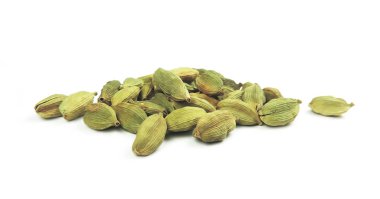 Kakule baharat, üzerinde beyaz izole 