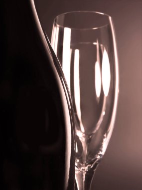 Champaign şişe ve zarif bardak