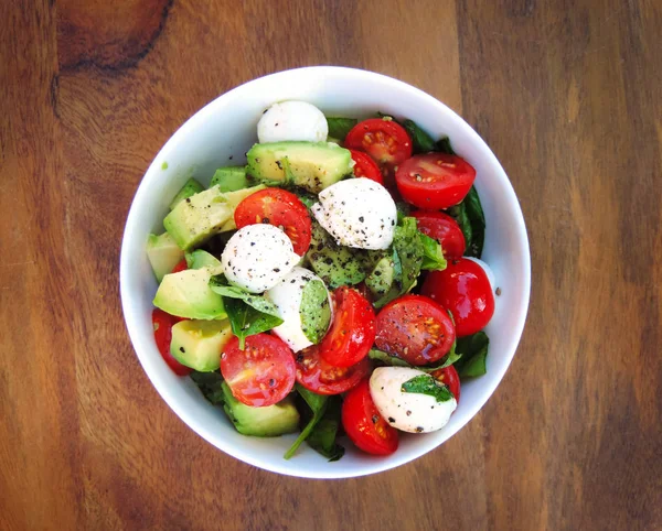 Frischer Salat mit Avocadoscheiben — Stockfoto