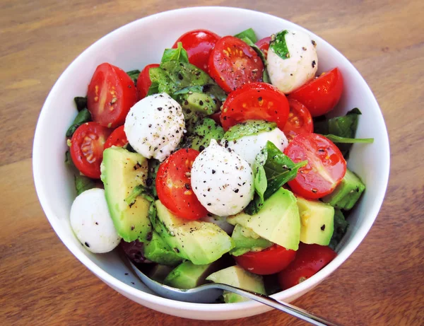 Salada fresca com fatias de abacate — Fotografia de Stock