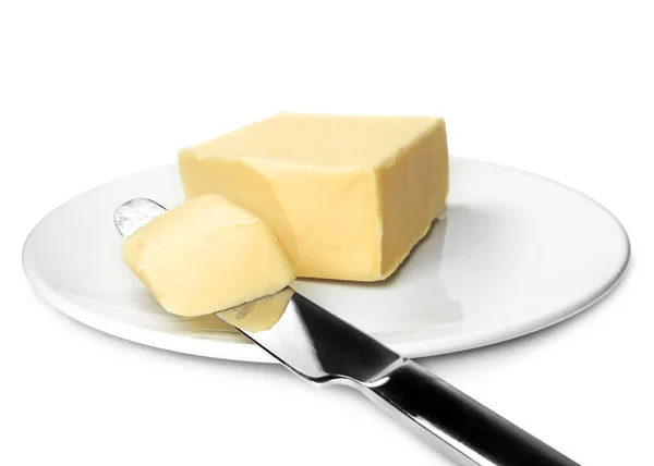Bit av färskt smör på en vit platta — Stockfoto