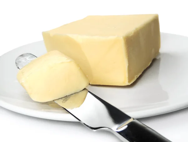 Kousek čerstvého másla na bílé plotně — Stock fotografie