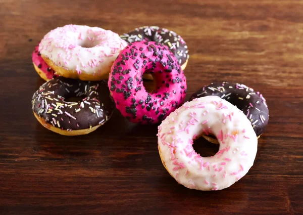 Högen av färska donuts med glasyr — Stockfoto