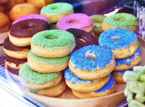 Donuts frescos atrás de uma vitrine — Fotografia de Stock
