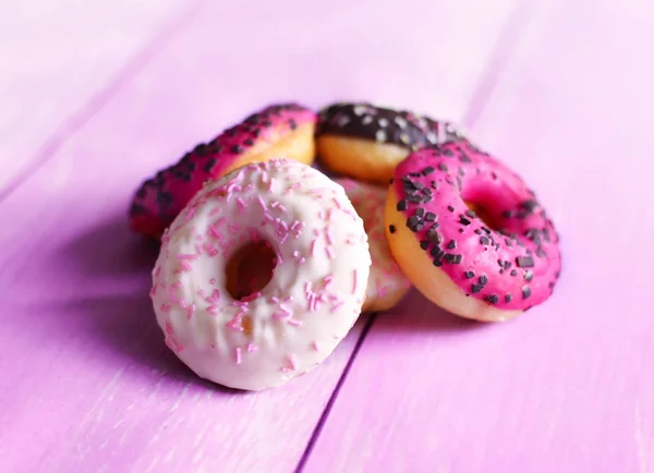 Högen av färska donuts med glasyr — Stockfoto