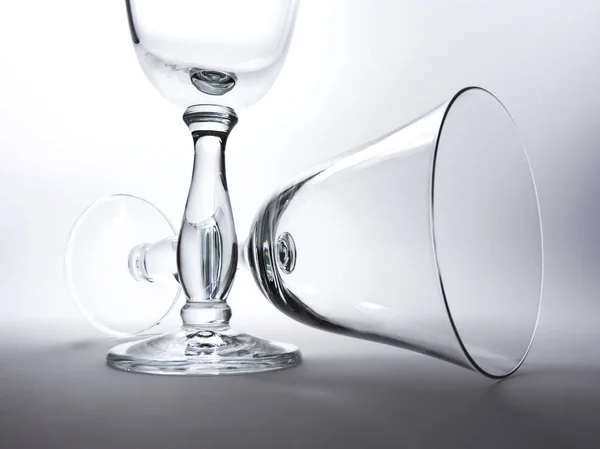 Prázdné sklenky na víno, elegantní brýle — Stock fotografie
