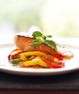 Lezzetli somon fileto ve kırmızı biber