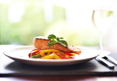 Lezzetli somon fileto ve kırmızı biber