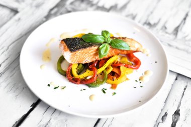 Lezzetli somon fileto ve kırmızı biber