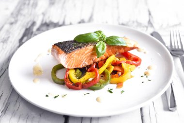 Lezzetli somon fileto ve kırmızı biber