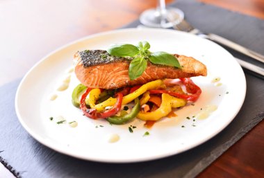 Lezzetli somon fileto ve kırmızı biber