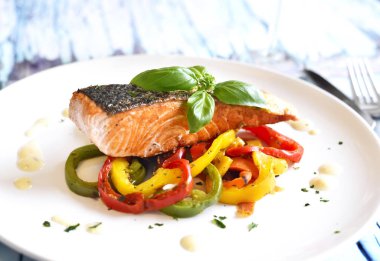 Lezzetli somon fileto ve kırmızı biber