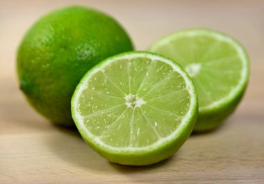 Taze limes, ahşap masa