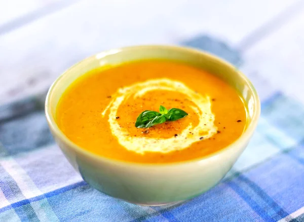 Bol avec soupe à la citrouille et espace de copie — Photo