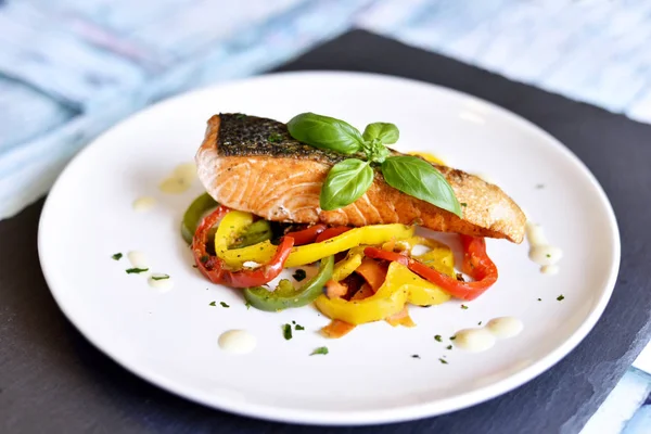 Lezzetli somon fileto ve kırmızı biber