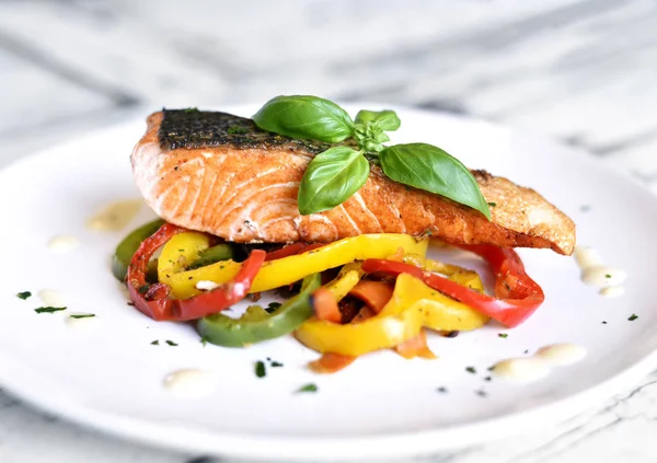 Lezzetli somon fileto ve kırmızı biber 