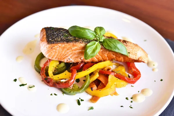 Lezzetli somon fileto ve kırmızı biber