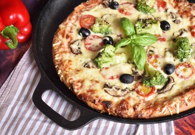 Vejetaryen pizza pizza tavası